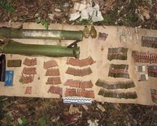 СБУ обнаружили под Черкассами тайник с гранатометами и боеприпасами (фото)