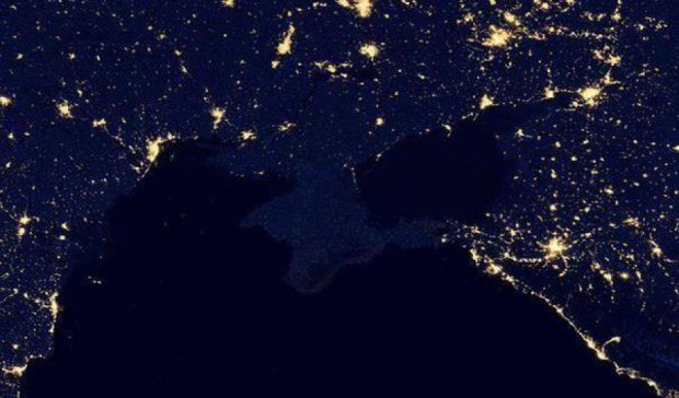 Фото дня: вид знеструмленого анексованого Криму з космосу