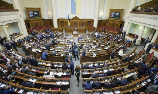 Ублажали свои хотелки: сколько украинские чиновники потратили на "командировки"