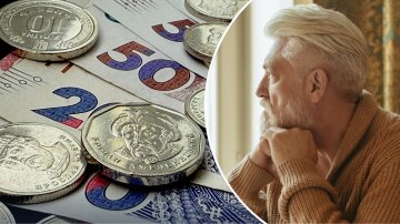 Пенсіонер тримає пенсійне посвідчення та гроші