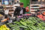 Чоловік в супермаркеті