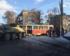 Як БТР протаранив трамвай у Дніпропетровську (фото)