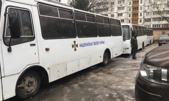 К ЦИК стягивают Нацгвардию, активисты устанавливают палатки
