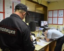 Поліцейський поставив дитину на коліна та ледь не задушив: відео