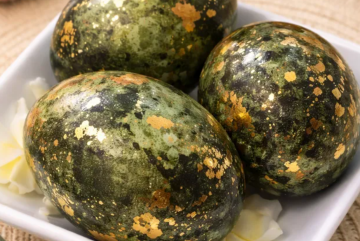 Малахитовые пасхальные яйца, Пасха, кадр с видео