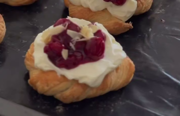 Слойки с вишнями, кадр из видео