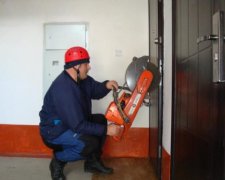 Ніхто не застрахований! Бидло-колектори увірвалися до квартири з маленькою дитиною