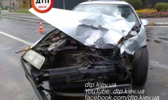 Під Києвом легковик зіткнувся з вантажівкою, є постраждалі