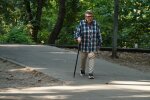 Пенсіонери з дитиною на вулиці