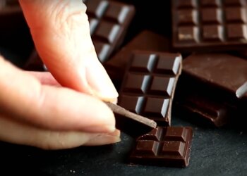 Темний шоколад. Фото: скрін youtube