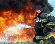 Пекельне полум'я охопило офіс у центрі Києва: чорний дим оповив все, рятувальники працювали до останнього