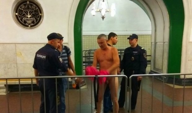 Российские полицейские раздели мужчину в метро