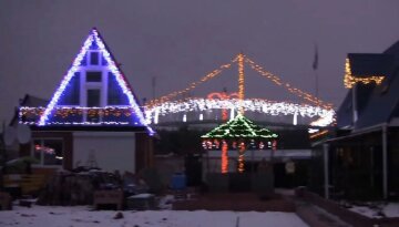 Прикрашання будинку на Новий рік: фото скрін Ютуб