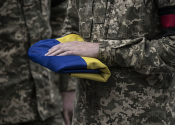 Украинский военный держит флаг