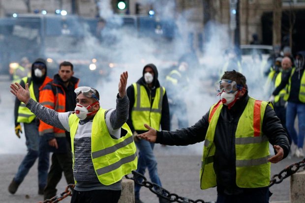 "Желтые жилеты" снова выходят на улицы Парижа: давление на Макрона усиливается