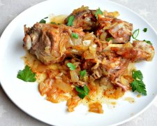 Куриная грудка с карамелизированными яблоками и луком: пошаговый рецепт