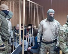 Українці потужно підтримали полонених моряків у російському суді, оплески не вщухали: відео