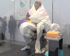 Француз показав, що станеться, коли довго сидіти на яйцях