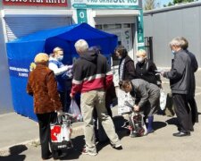 Партия Медведчука ОПЗЖ раздает горожанам в Константиновке медицинские маски