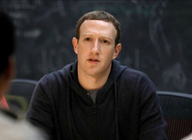 Скандал в Facebook: особисті листування Цукерберга передали до суду