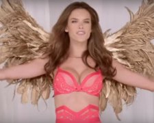 Ангели Victoria's Secret виконали різдвяну пісню (відео)