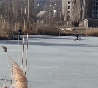 В Харькове мальчик катался на велосипеде по тонкому льду, скриншот