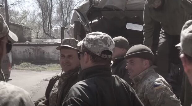 Украинские военнослужащие, скриншот: Youtube