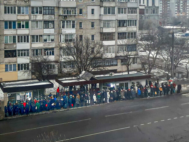 Сотни хмельнитчан толкаются на остановках, километровые очереди за свободное место: "Так начинается день"
