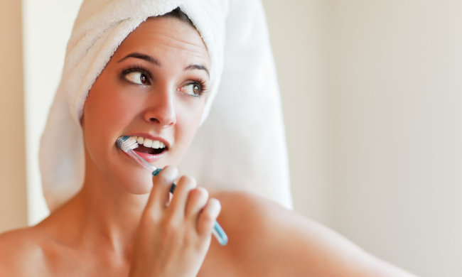 Утром, вечером или после еды: специалисты рассказали всю правду о чистке зубов