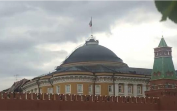 У Кремля поїхав дах: фото