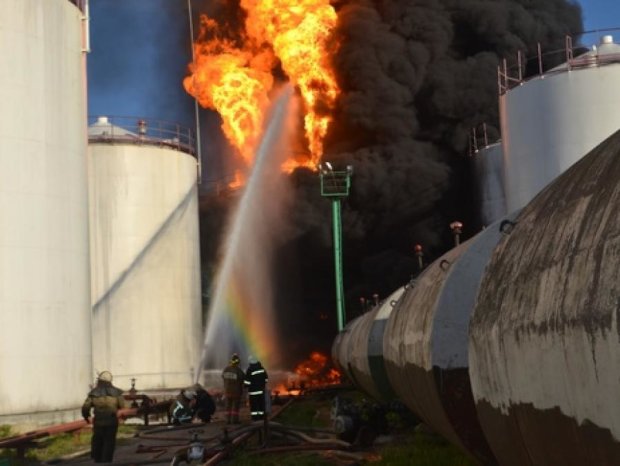 На палаючій нафтобазі під Києвом знову стався вибух 