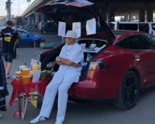 Пенсионер продает мед на Tesla, фото телеграм-канал УКРАЇНЕР News