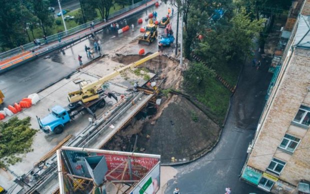 Обвал мосту в Києві: рух відновили