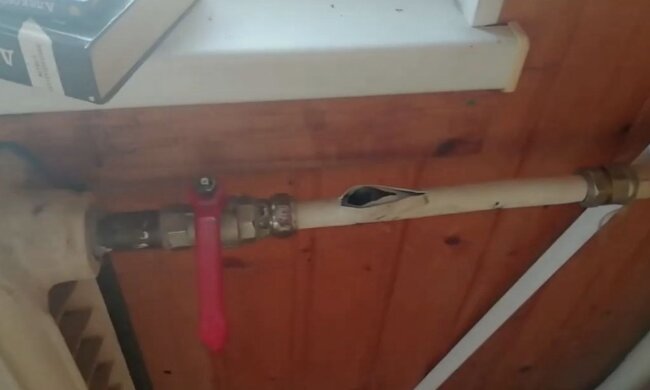 Лопнула труба внаслідок замерзання води: фото скрін Ютуб