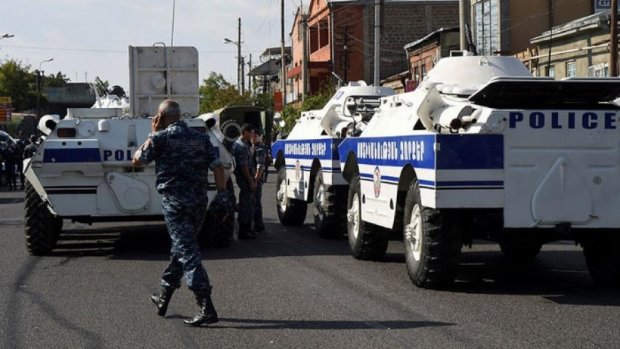 Вооруженная оппозиция устроила перестрелку с полицией в Ереване