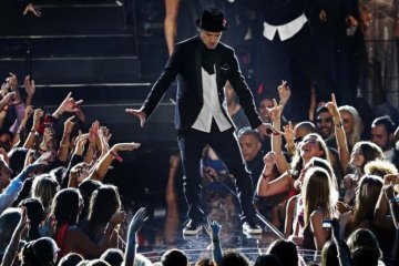 Мясо, нудизм и латекс: самые смелые наряды на красной дорожке MTV Video Music Awards
