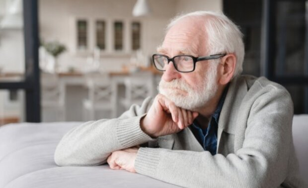 Пенсіонер, який втратив частину пенсії. Фото: shutterstock