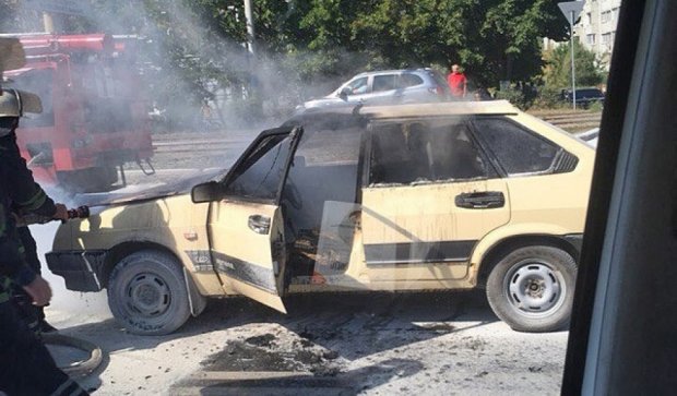 Во время движения в Харькове загорелся автомобиль (фото)