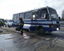 Забули і поїхали: під Києвом чоловік загинув через покинутий копами на дорозі автобус