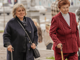 Літні люди на прогулянці