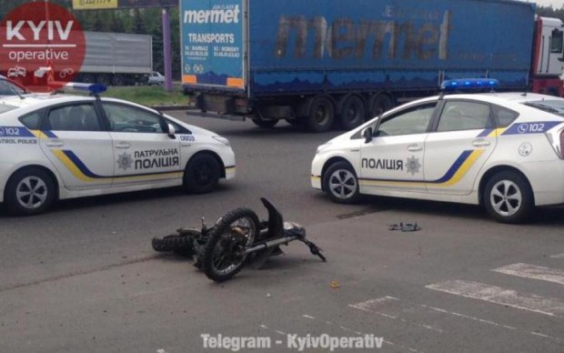 Байкер протаранил легковушку в Киеве: есть пострадавшие