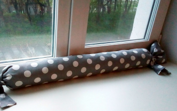 Валик с солью на подоконнике, кадр из видео