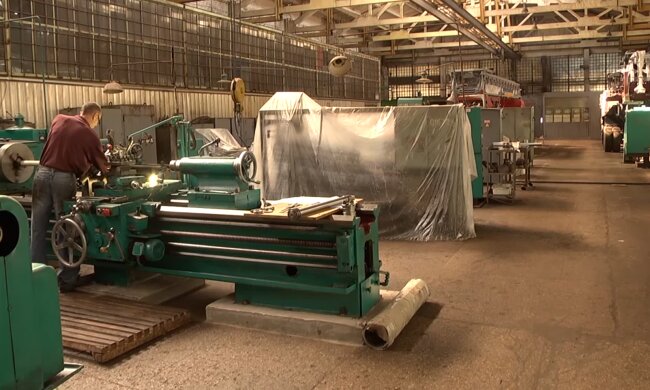 Чоловік на заробітках, скріншот Youtube