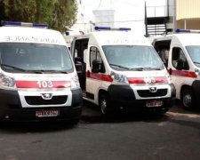 Вистрибували з вікон: озброєний учень напав на клас та підпалив школу