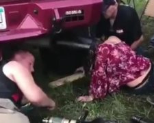 Девушка засунула голову в выхлопную трубу автомобиля, но испугало ее не это