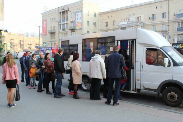 Перекур не по расписанию: запорожский маршрутчик бросил людей посреди дороги и ушел "по делам"