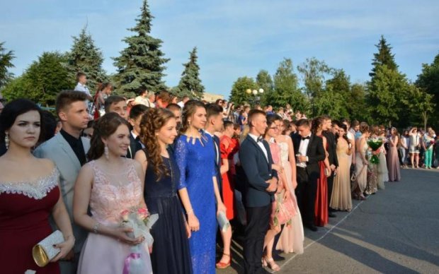 Десятки тысяч за вечер: в чем юные украинки идут на выпускной