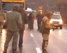 На Закарпатті розвертають російські фури (відео)