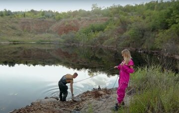 Леся Никитюк выпила воды из черного озера, кадр из шоу Le Маршрутка: YouTube