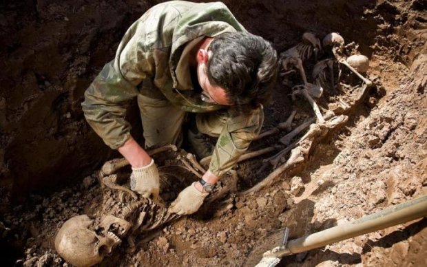 Жертви НКВС: поблизу луцького монастиря знайшли братську могилу
